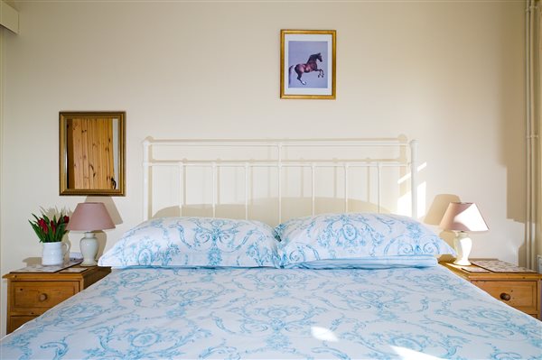 Kingsize bed - Fallow Cottage - Hucklesbrook Farm - New Forest Holiday Cottages