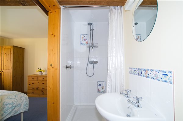 Ensuite to kingsize bedroom - Fallow Cottage - Hucklesbrook Farm - New Forest Holiday Cottages