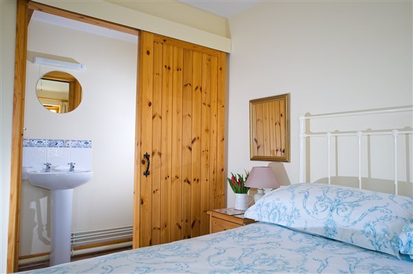 Kingsize ensuite - Fallow Cottage - Hucklesbrook Farm - New Forest Holiday Cottages