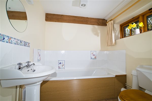 Bathroom - Roe Cottage - New Forest Holiday Cottages - Hucklesbrook Farm