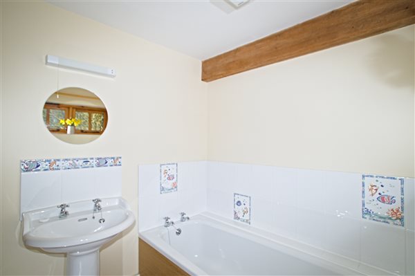 Bathroom corner - Roe Cottage - New Forest Holiday Cottages - Hucklesbrook Farm