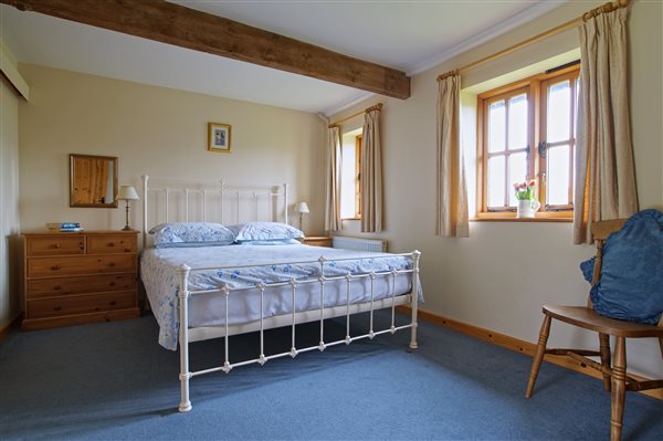 King-size bedroom - Roe Cottage - New Forest Holiday Cottages