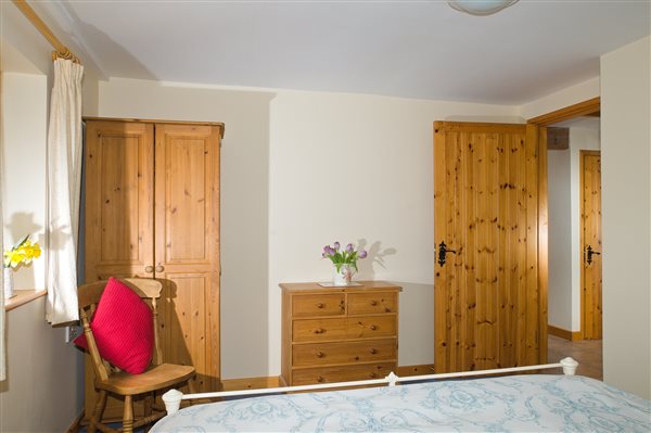 Kingsize Bedroom Furniture - Roe Cottage - New Forest Holiday Cottages - Hucklesbrook Farm