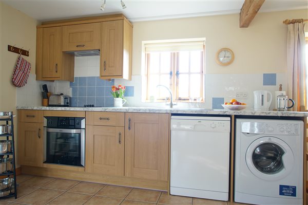 Kitchen - Roe Cottage - New Forest Holiday Cottages