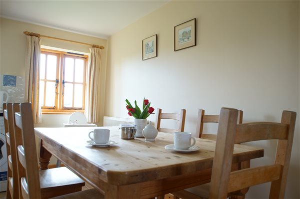 Kitchen dining table - Roe Cottage - New Forest Holiday Cottages