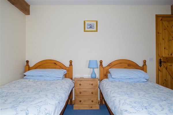 Twin Bedroom - Roe Cottage - New Forest Holiday Cottages - Hucklesbrook Farm