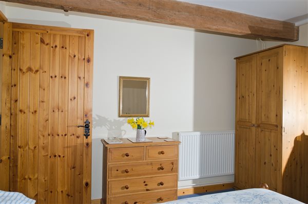 Twin Bedroom Furniture - Roe Cottage - New Forest Holiday Cottages - Hucklesbrook Farm