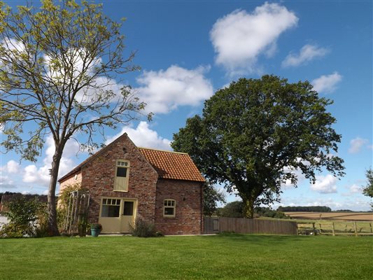 Detached cottage with views across the fields