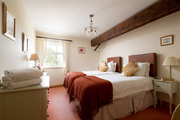 bedroom with twin beds