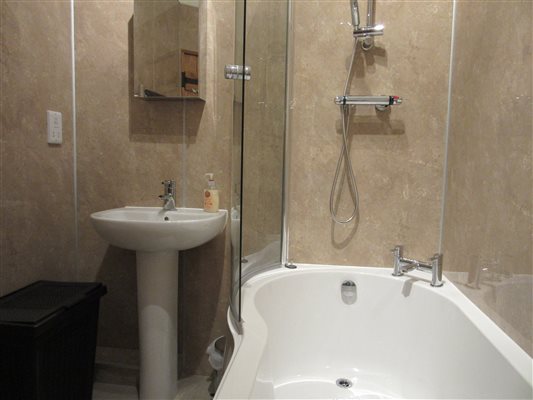 Otter Cottage en suite bathroom