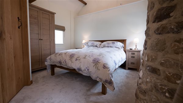 Otter Cottage master en suite bedroom