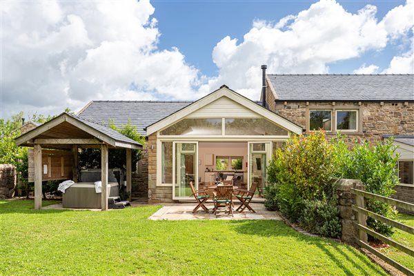 Holiday cottage with outdoor seating 