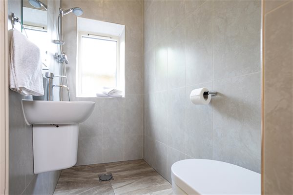 En-suite wetroom 