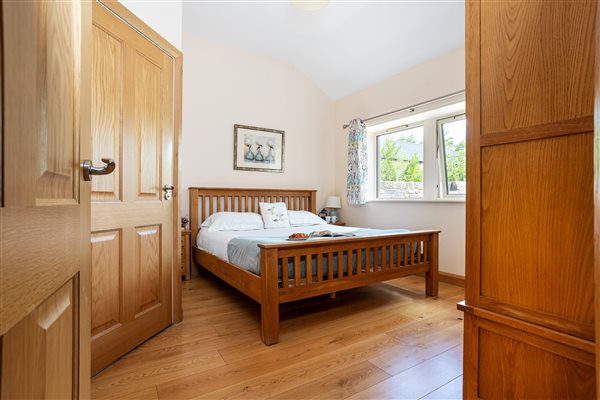 Superking bedroom Dinkley Cottage 