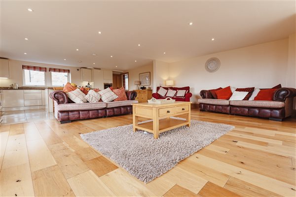 LARGE SITTING ROOM