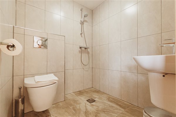 ENSUITE BATHROOM 