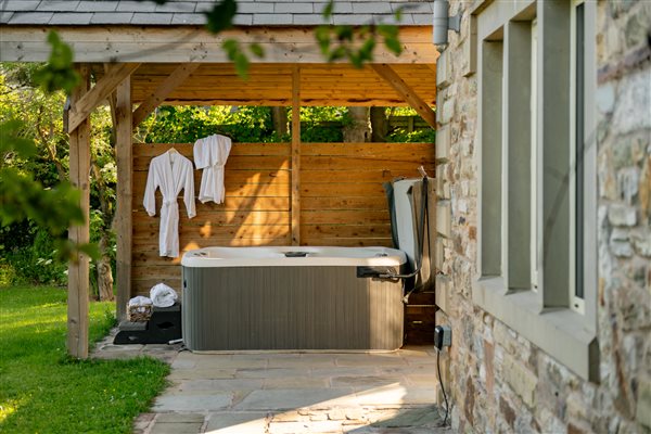 Private, fully serviced hot tub included in stay 