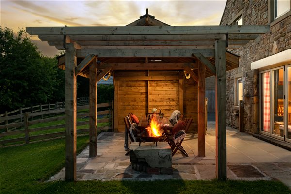 holiday cottage with garden and fire pit
