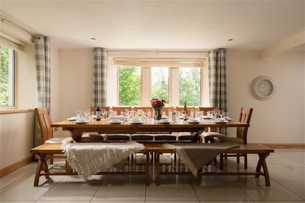 Large dining space for groups of 14