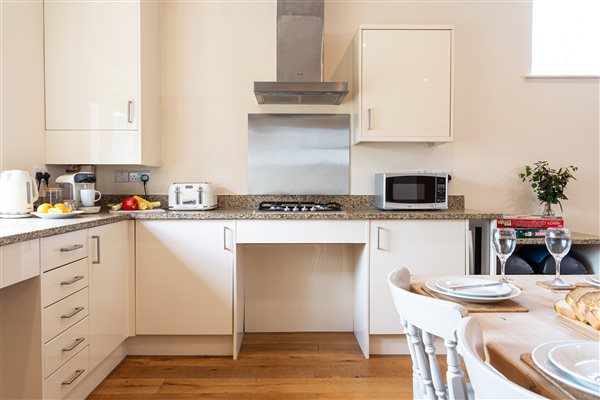 Modern, well-equipped kitchen 