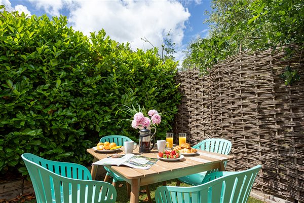 Outdoor dining area 