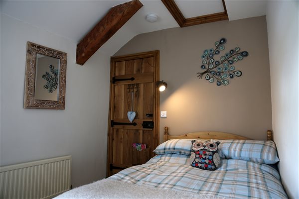 Cosy Small Double/Single En-suite room with countryside views.