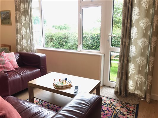 Fuchsia lounge area