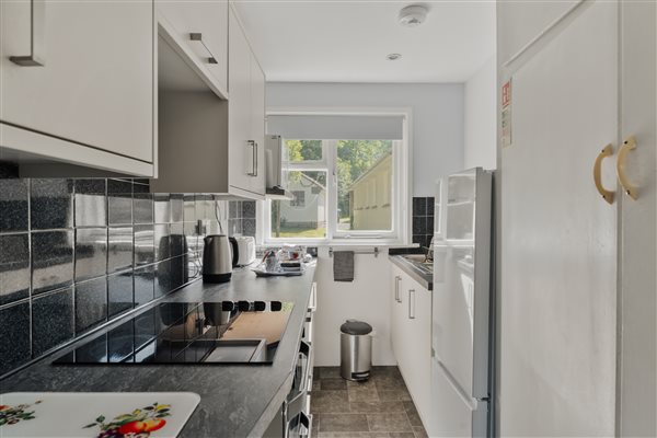 Well equipped kitchen Fuchsia