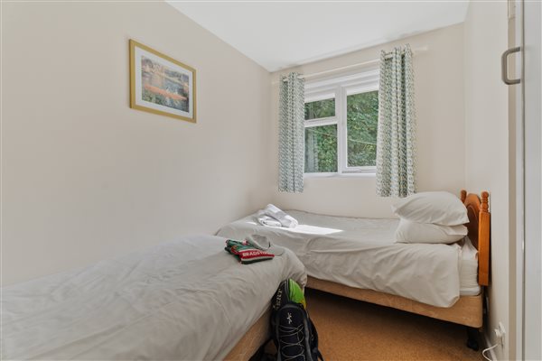 Twin bedroom, Fuchsia