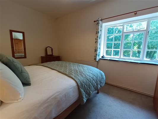Roundhouse bedroom: enjoy the views of the garden