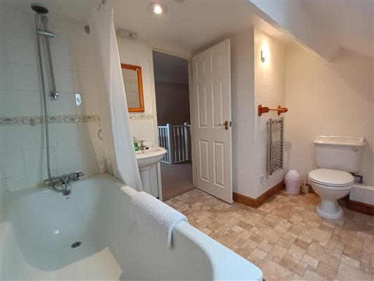 Shippon family bathroom
