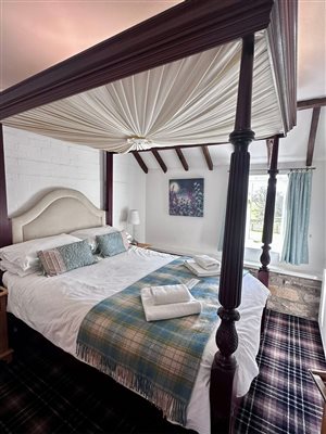Riccal Dale 4 poster bed
