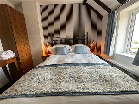 Double bed in bedroom 1