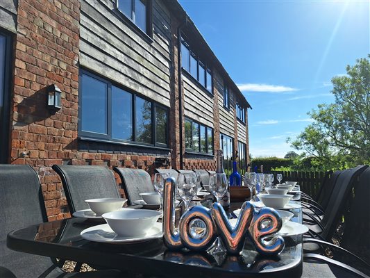 Enjoy Alfesco dining with family & friends