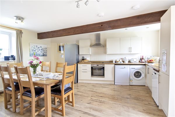 Open plan kitchen & dining area