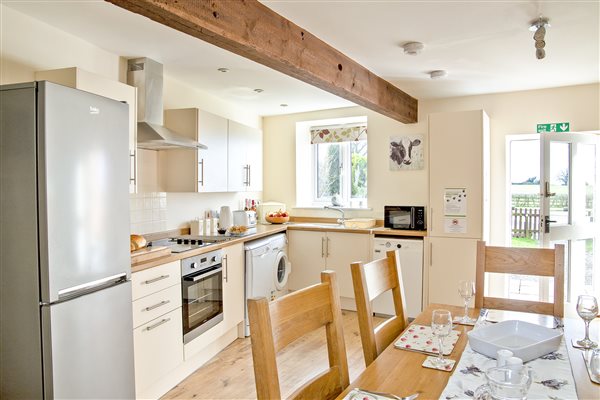 Open plan kitchen & dining area