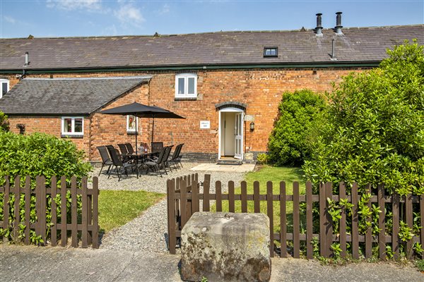 Cottage with enclosed garden & patio furniture