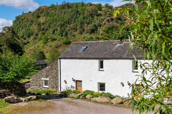 exterior of Swaledale Garth cottage