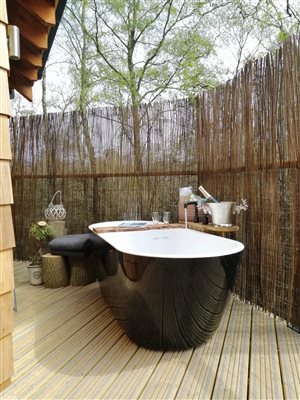 outdoor bath tub