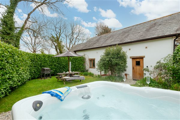 Threshing Barn garden with hot tub