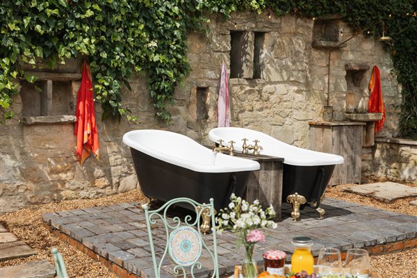 Vintage-Style Slipper Tub Outdoor Baths