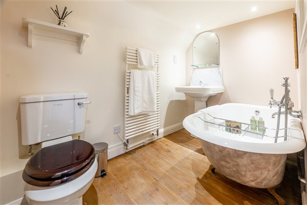 Bed 5 bathroom