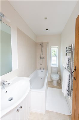 Rosemary Cottage - Shared Bathroom