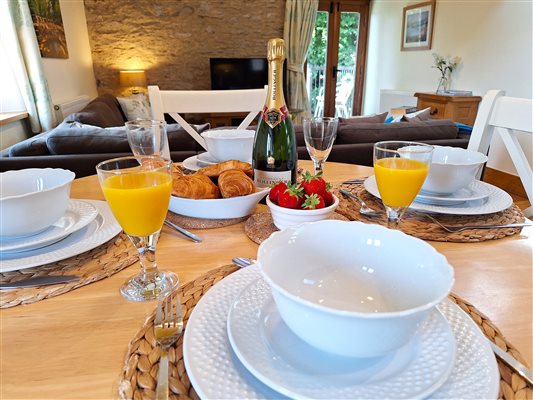 Dining | Nutcombe Cottage | Nutcombe Holiday Cottages