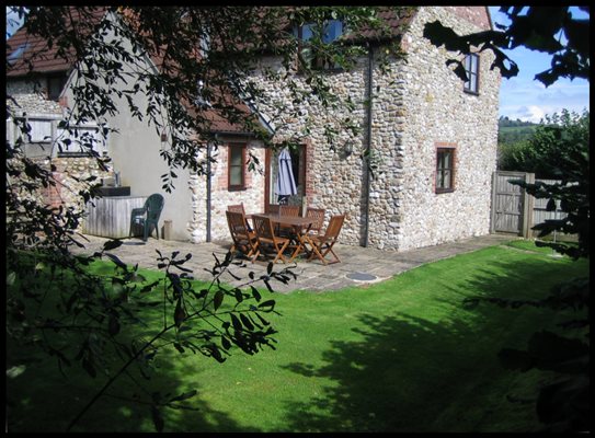 Cider_Cottage_lawn_and_patio