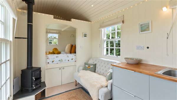 Fireplace / sofa and bed in Tiny House