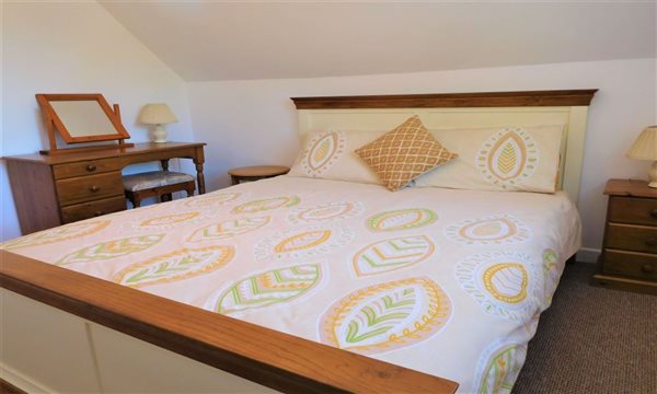 King size bed in Stable cottage