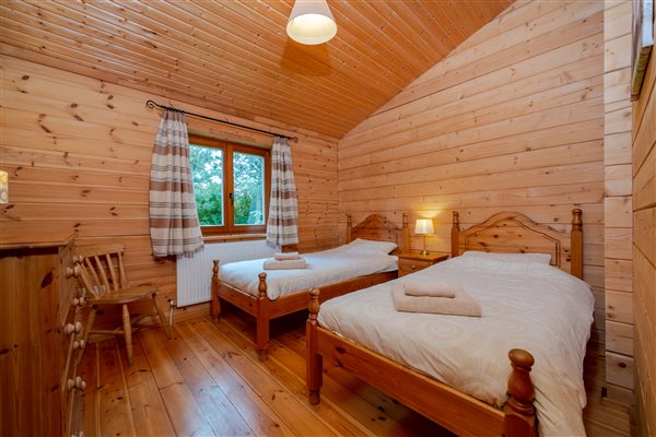 Twin bedroom pine lodge