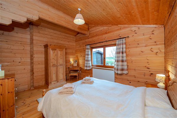 King size bedroom pine lodge