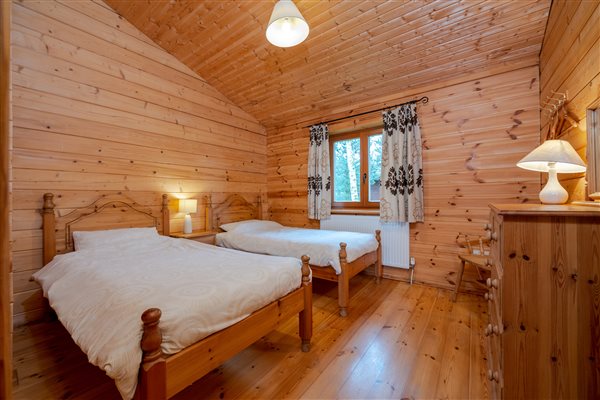 Twin bedroom wooden bed pine lodge